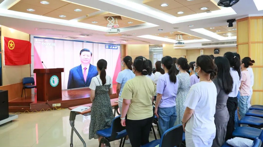 昭通市昭陽區曙光生殖健康醫院組織觀看慶祝中國(guó)共青團成立100周年大(dà)會